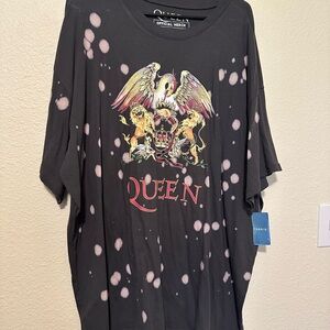 Que Black and Pink Graphic Men's Tee